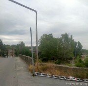 Не простоял и два дня: на "старом мосту" в Цхинвале большегруз снес новый шлагбаум