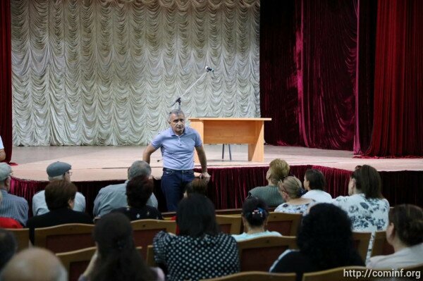 Вакцинация добровольная: Анатолий Бибилов - на встрече с жителями улицы Миротворцев в Цхинвале