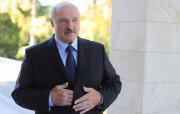 Лукашенко ответил Макрону на призыв покинуть пост