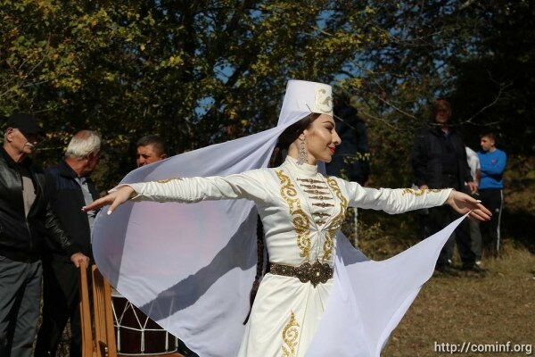 Конные скачки в честь 30-летия со дня образования Южной Осетии в фотоленте "Рес"