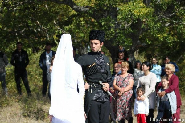 Конные скачки в честь 30-летия со дня образования Южной Осетии в фотоленте "Рес"
