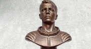 В Цхинвале установили памятник Юрию Гагарину во дворе школы его имени