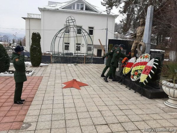 Российские военные в Южной Осетии возложили венки к памятникам героев Отечества